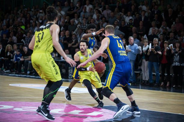 在防守端也 在防守端也